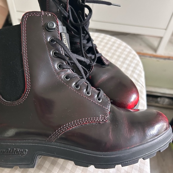 Blundstone Women's Lace Up Boots - burgundy patent leather with burnished toe - Picture 2 of 5